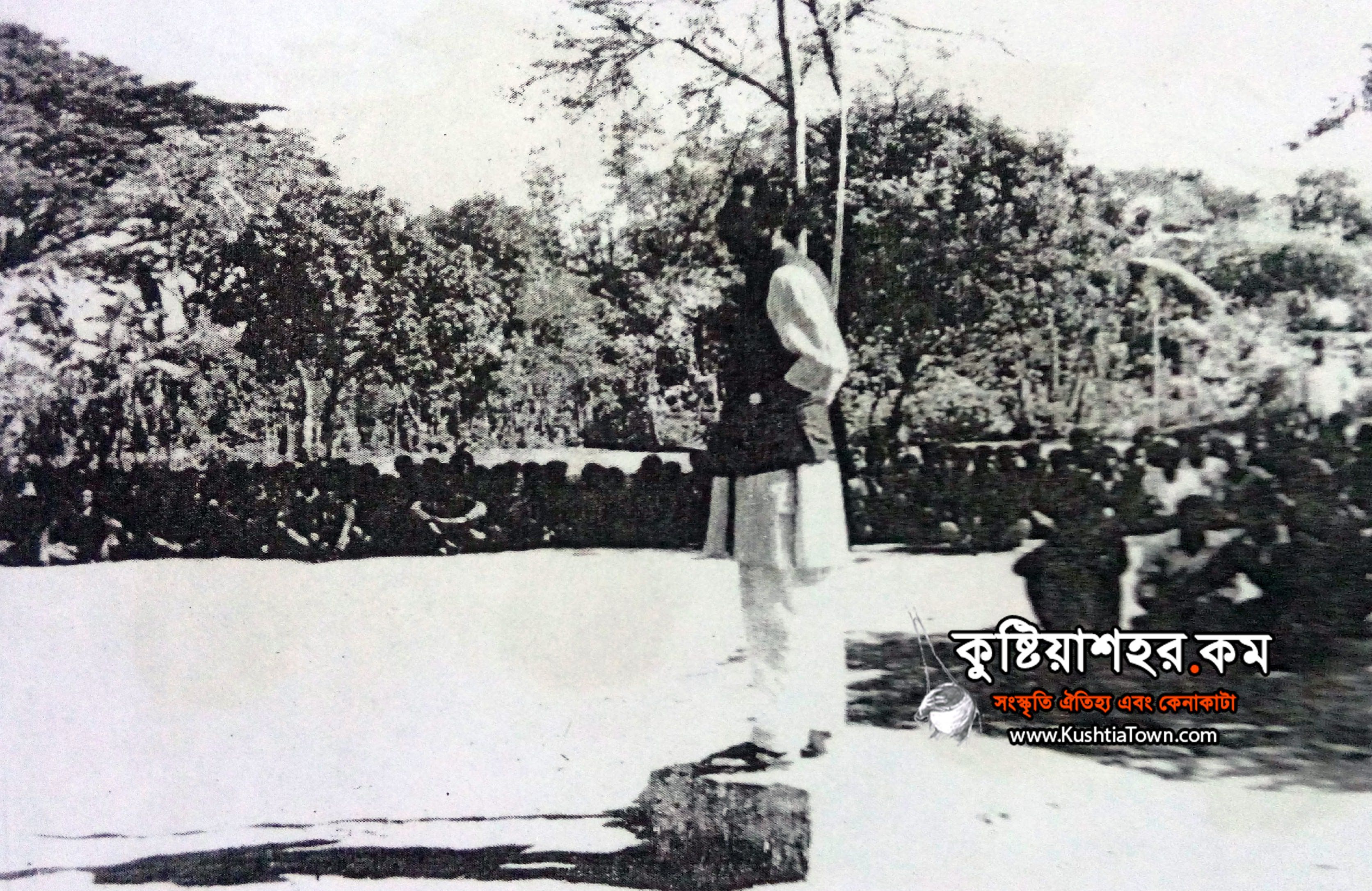 ১৯৭১ সালে ভারতের করিমপুরে মুক্তিযোদ্ধাগনের সম্মুখে বক্তৃতারত জনাব আব্দুর রউফ চৌধুরী এপিএ ১৯৭১ সালে ভারতের করিমপুরে মুক্তিযোদ্ধাগনের সম্মুখে বক্তৃতারত জনাব আব্দুর রউফ চৌধুরী এপিএ