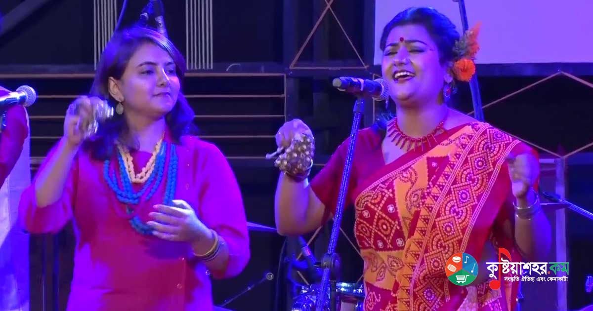 আছে শ্যাম অঙ্গে রাই অঙ্গ হেলিয়া লো