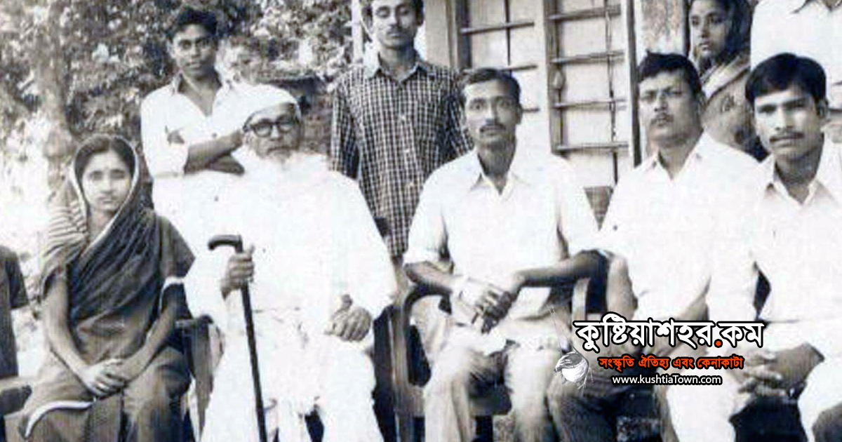 ওস্তাদ ভাই, রঞ্জু চৌধুরী ও ফজলুর রহমান সহ কুষ্টিয়া টেকনিক্যল স্কুলের ছাত্র-ছত্রী। ১৯৭৩।